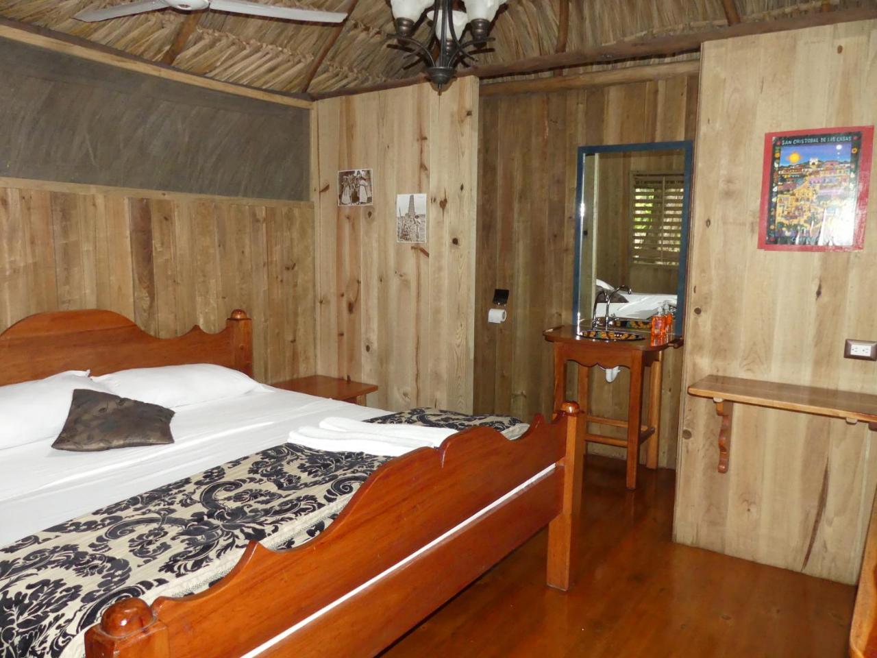 Hotel Kangaroo Y Restaurante Rio Dulce Town Exterior foto