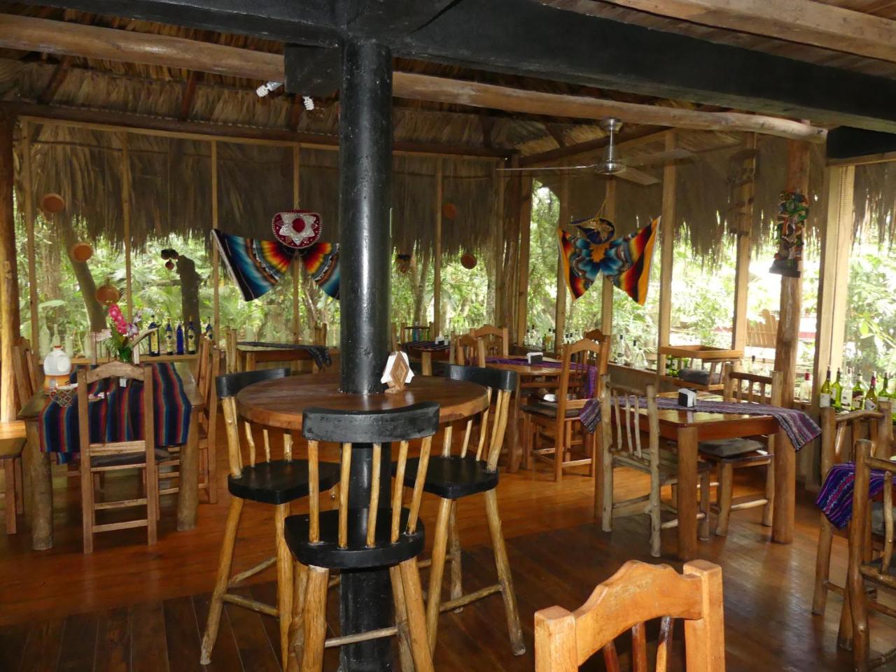 Hotel Kangaroo Y Restaurante Rio Dulce Town Exterior foto